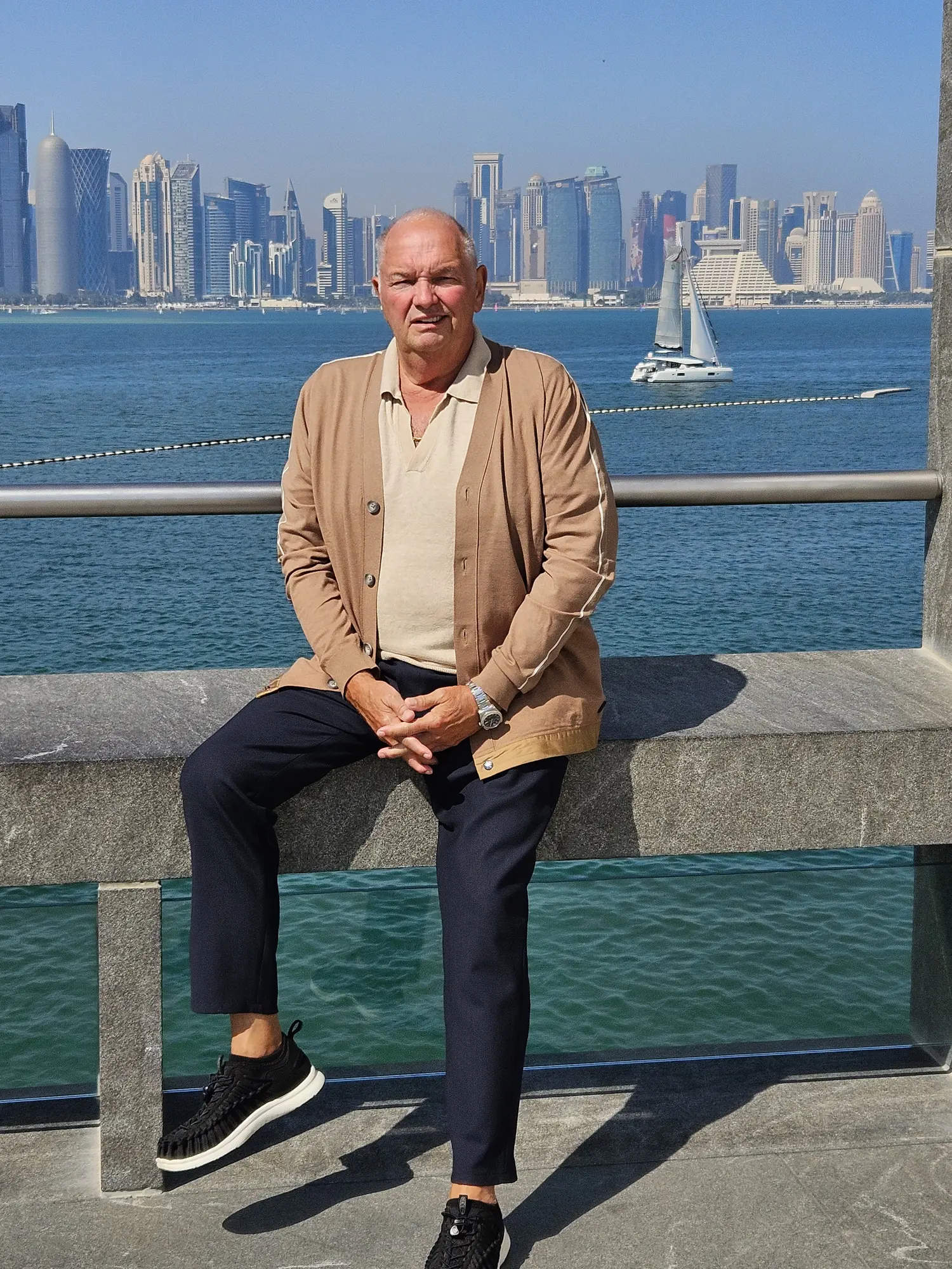 Wolfgang Gogoll voor de skyline van Doha in Qatar