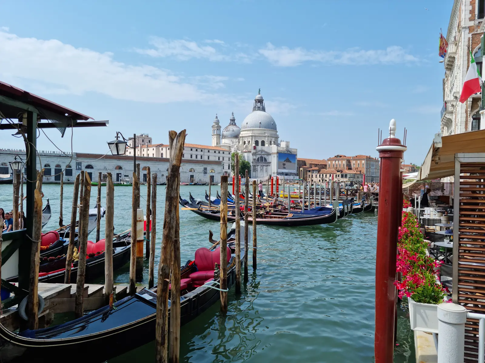 Gondeln und die Kirche Santa Maria della Salute in Venedig